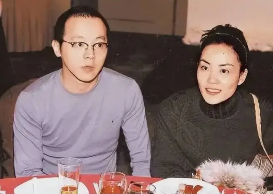 王菲谢霆锋婚礼现场疑曝光!离婚两次,没想到还是被谢贤接受