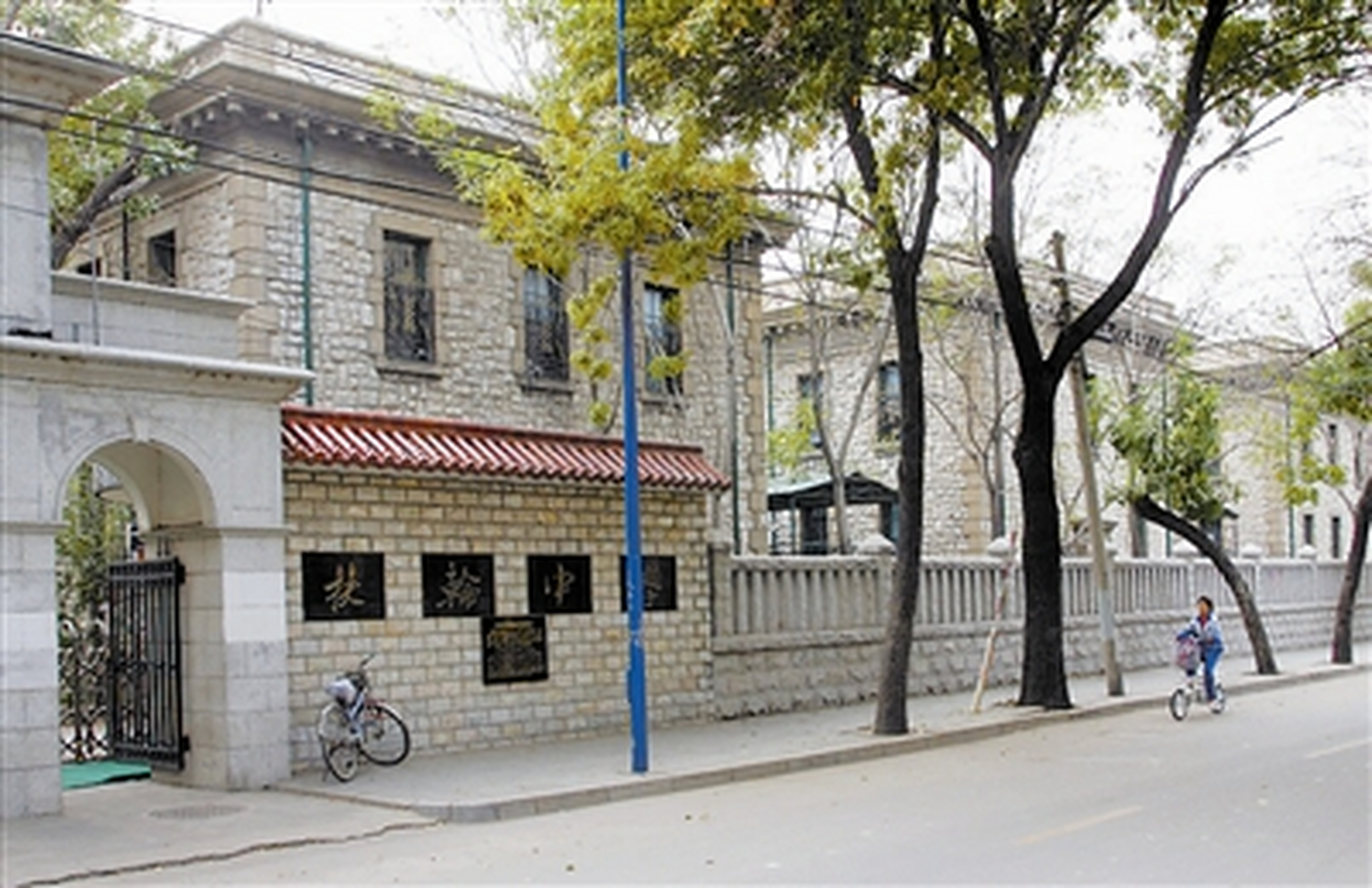 于是那些学生们为了展示自己的家庭实力,就拼鞋比鞋,所以扶轮中学的