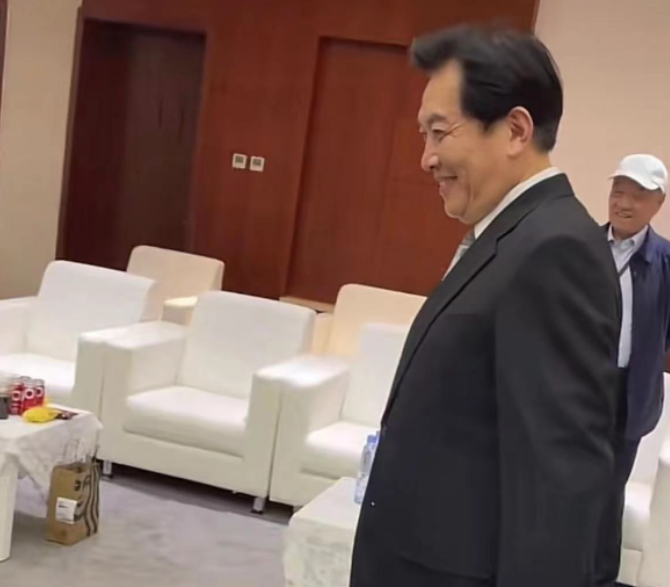 |唐国强夫妇出席华表奖,小12岁妻子尽显老态,见田华立马下跪感谢