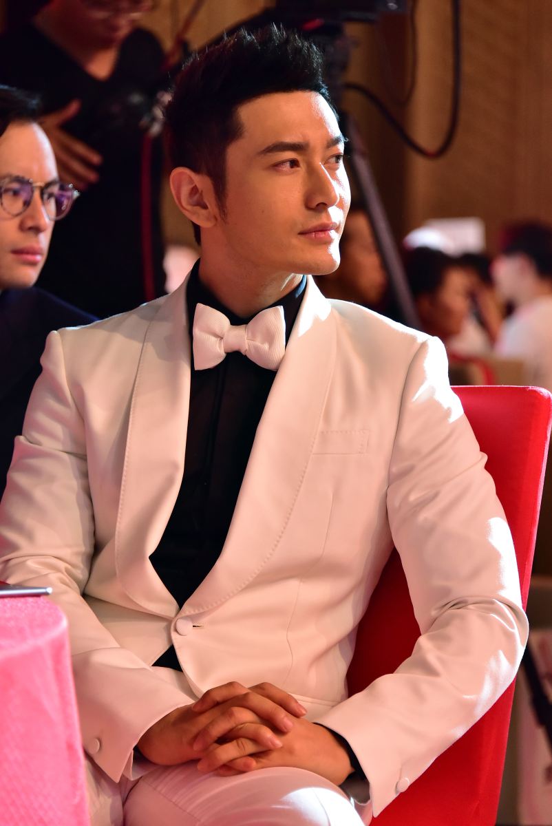 46岁黄晓明在家接待朋友!素颜出镜鱼尾纹明显,家中摆满各种茶具