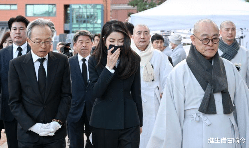 51岁韩国第一夫人变成美厨娘,和丈夫一起做泡菜,结婚11年还很甜