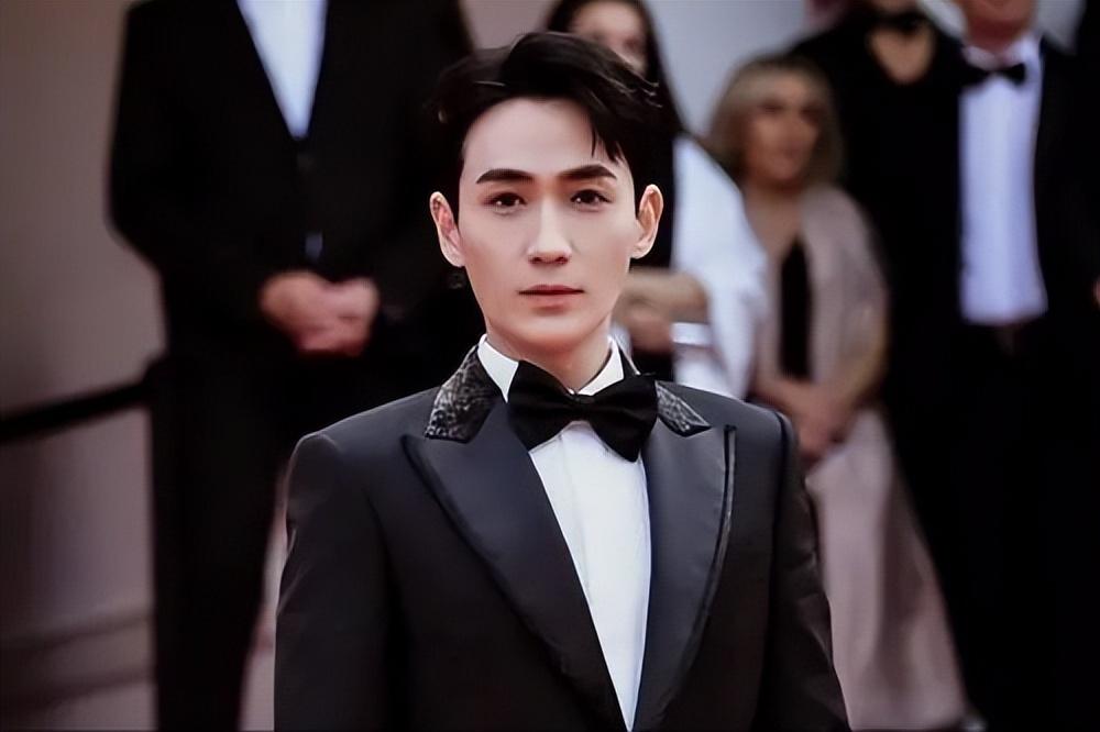 明星|明明一张“普通脸”,偏被夸成“天花板”,这5位明星不脸红吗?