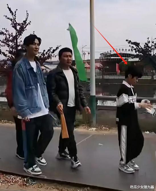 陈楚生开豪车回普宁过年,两个儿子正面曝光,颜值高长得像爸爸