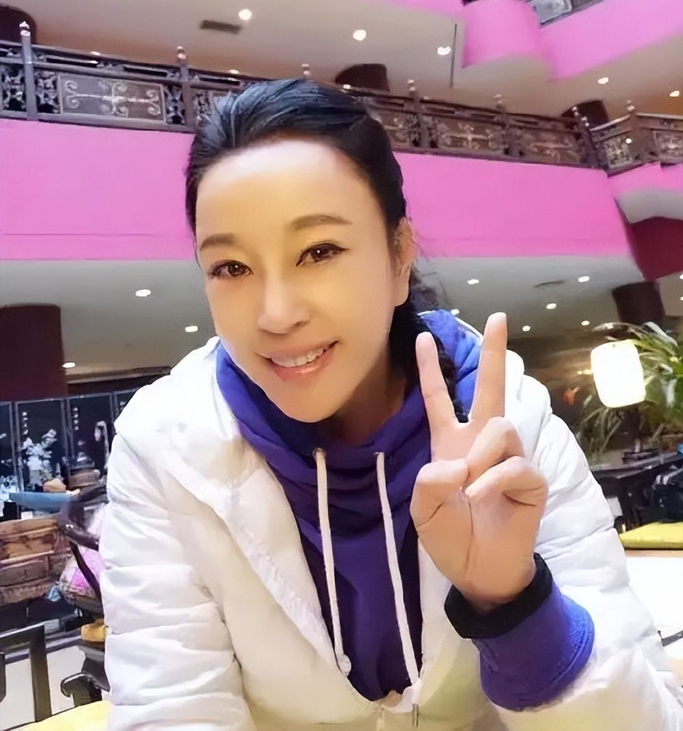 刘晓庆终于服老了,在家练字摘掉假发露大脑门,71岁依然漂亮