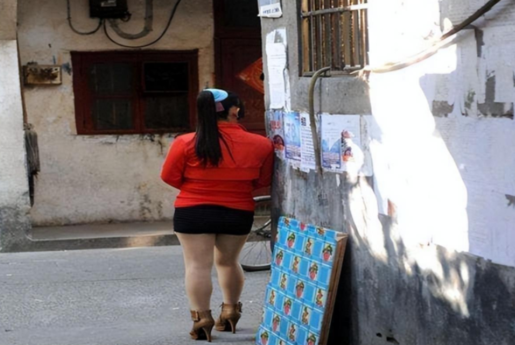 200斤女胖子欲强行发生关系，60岁大爷哭诉：我实在反抗不动！