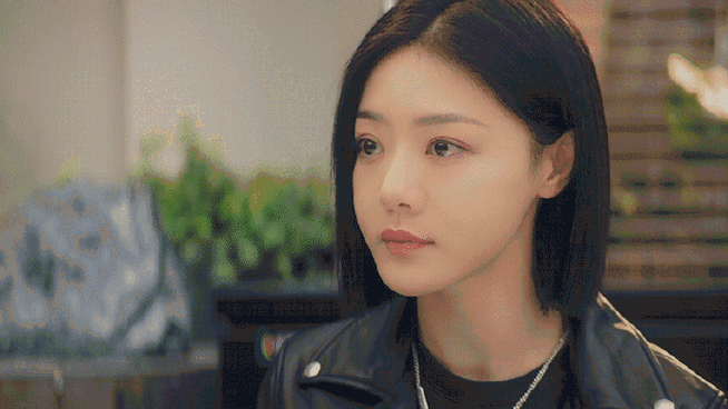 演员邓家佳：相恋10年步入婚姻，离婚5年后，事业爱情双丰收