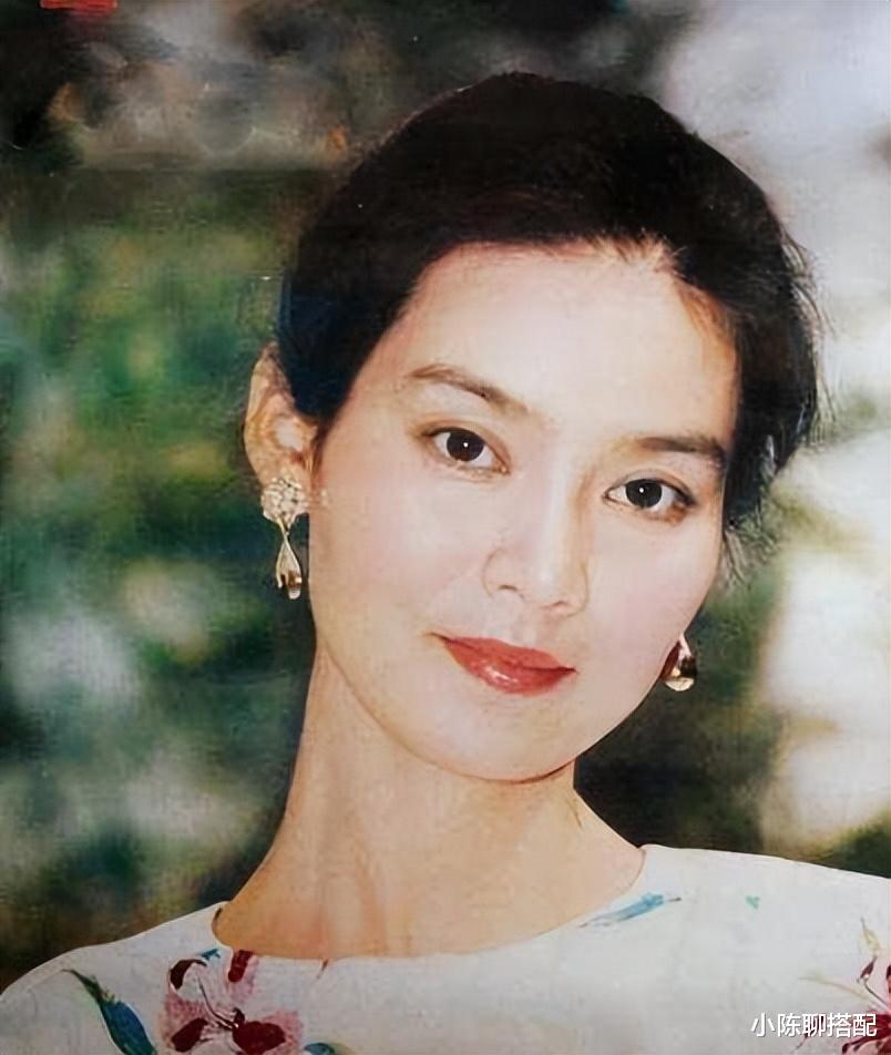 71岁刘晓庆再演少女,底下全是恶评:和自然老去的女星比差距太大