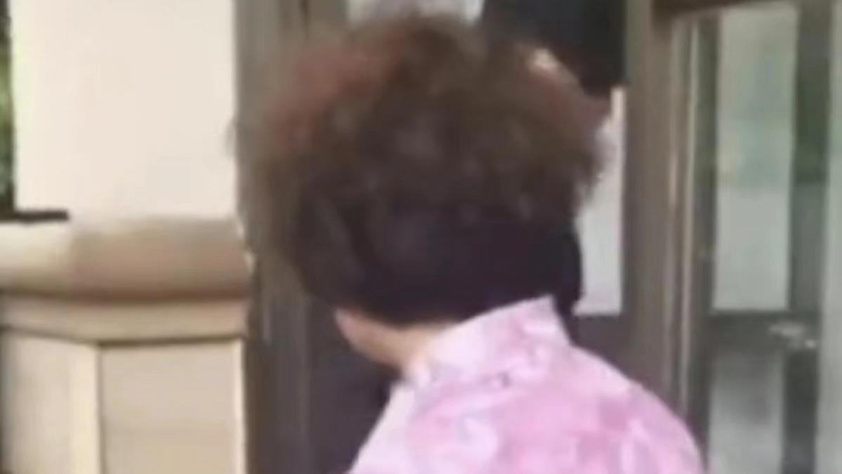 保安 因为保安不认识自己，美甲大妈飞起怒踹保安