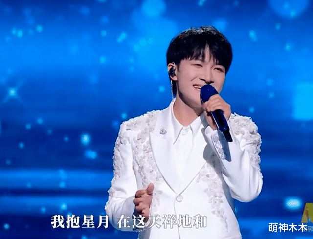 大湾区晚会太真实,多位明星假唱翻车,75岁汪明荃坚持真唱被狂赞