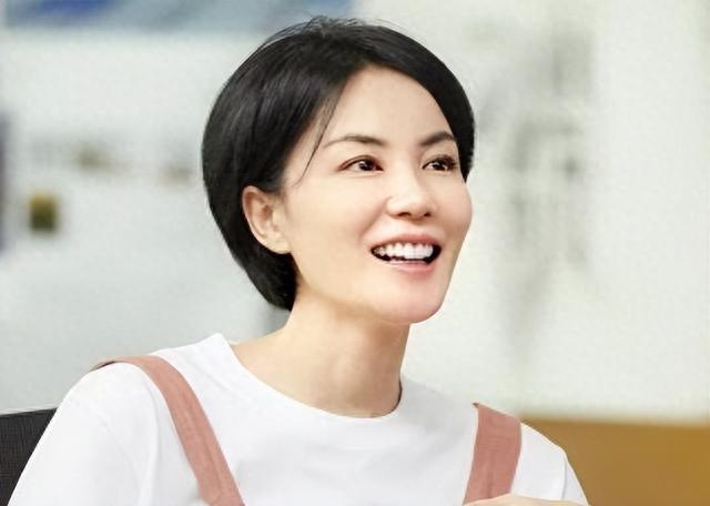 谢霆锋与红颜庆生!亲密无间被批没分寸,遗产被曝光,王菲独自回京!