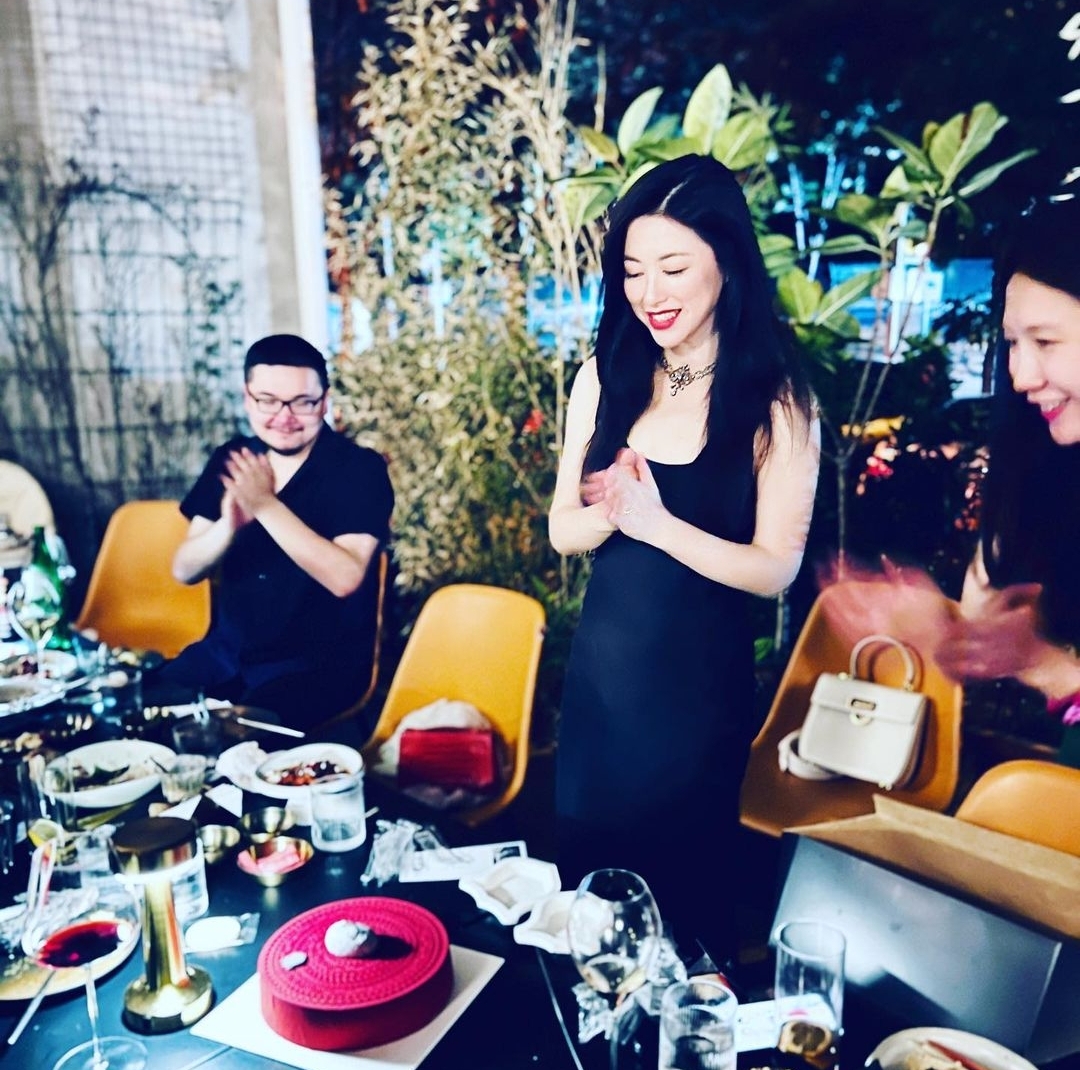 朱珠晒一家三口庆祝39岁生日,罕见与父母同框,富商老爸帅气有型