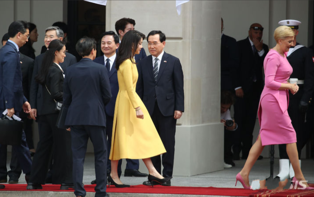春夏穿搭 波兰夫人接待韩国夫人！穿粉裙踩粉鞋丰腴大气，完胜小一岁金建希