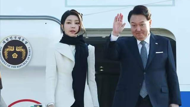 逆袭 韩国第一夫人又出国秀美貌了！穿西装戴围巾嫩出水，工作不停好拼
