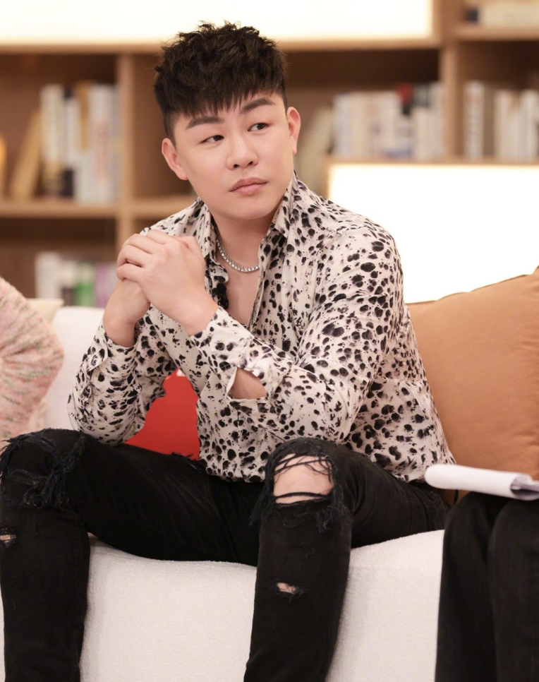 胡彦斌|胡彦斌疑与助理谈恋爱,女生正脸曝光,两人吃饭约会连续多日同回家