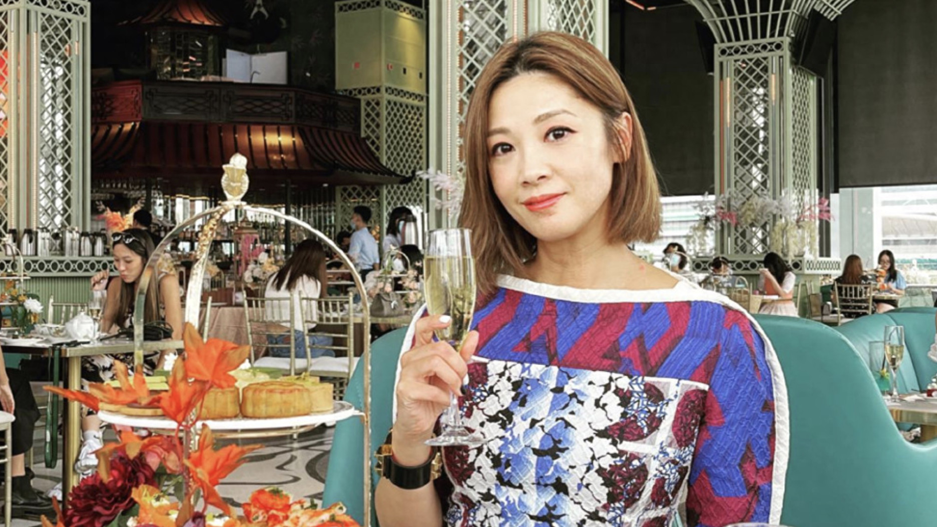 49岁港姐复出拍广告，自称集团主席夫人，状态大勇比代言人还抢镜