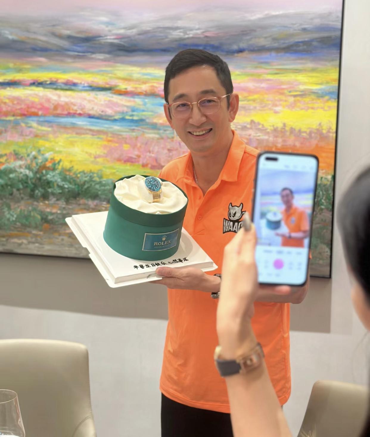 吴启华|港星吴启华庆59岁生日!年轻女粉丝送上关爱,女方青春靓丽身材好