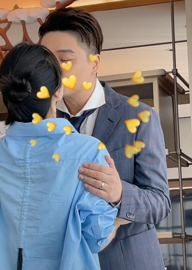 沈涛夫妇带娃打疫苗,半岁“小板栗”头大随爸爸,高颜值太太贤惠