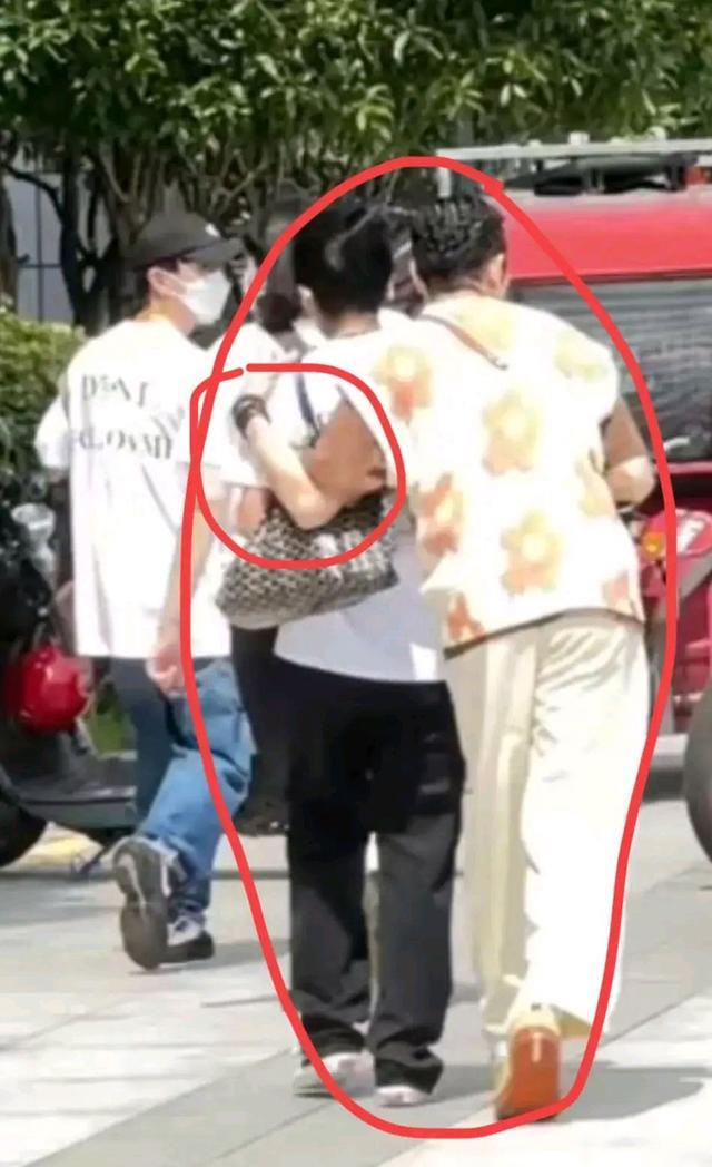 萧敬腾求婚后首露面，全程搂着未婚妻，50岁未婚妻疑怀孕