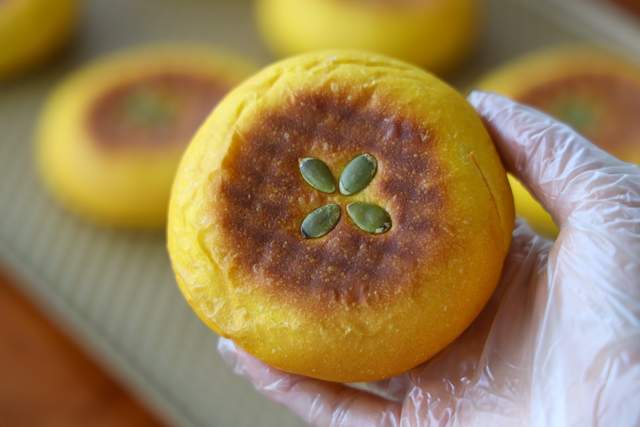 鸡蛋|吃南瓜的季节!私房很火的南瓜紫米面包,一定要试试,又软又香!