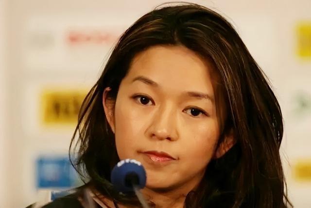 伏明霞|02年香港财神爷娶小26岁伏明霞,婚后不改风流,与妻子闺蜜传绯闻