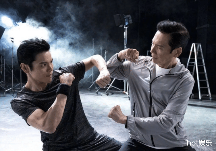 郭碧婷深夜探班，向佐直播被警告，女儿小奶黄缠着只要爸爸抱