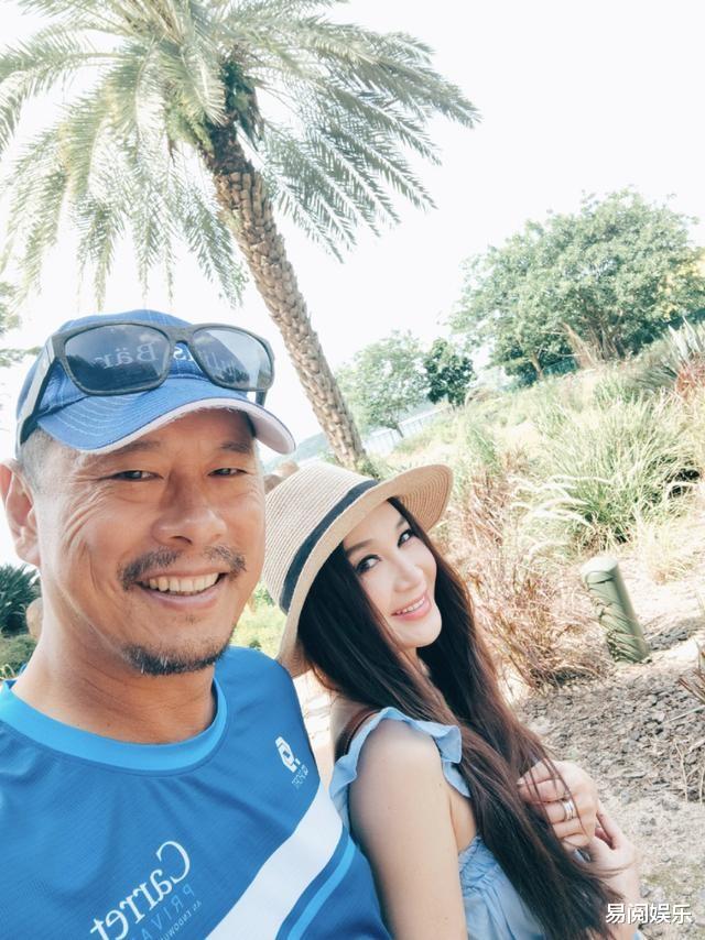 56岁温碧霞晒全家福,丑儿子面向老陈,13岁他看起来像31岁