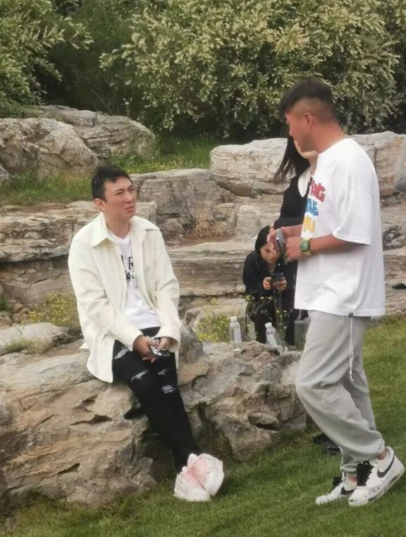 王思聪|王思聪买超参加好友婚礼，满脸惆怅疑不高兴，头发凌乱状态不佳