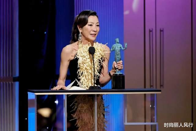 杨紫琼|60岁杨紫琼创造历史!穿高定拿大奖泪洒舞台哭得好美,成华人之光