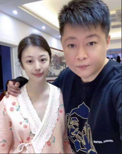 13对赵本山徒弟夫妻对比，文松老婆貌美如花，王小虎老婆撞脸周涛