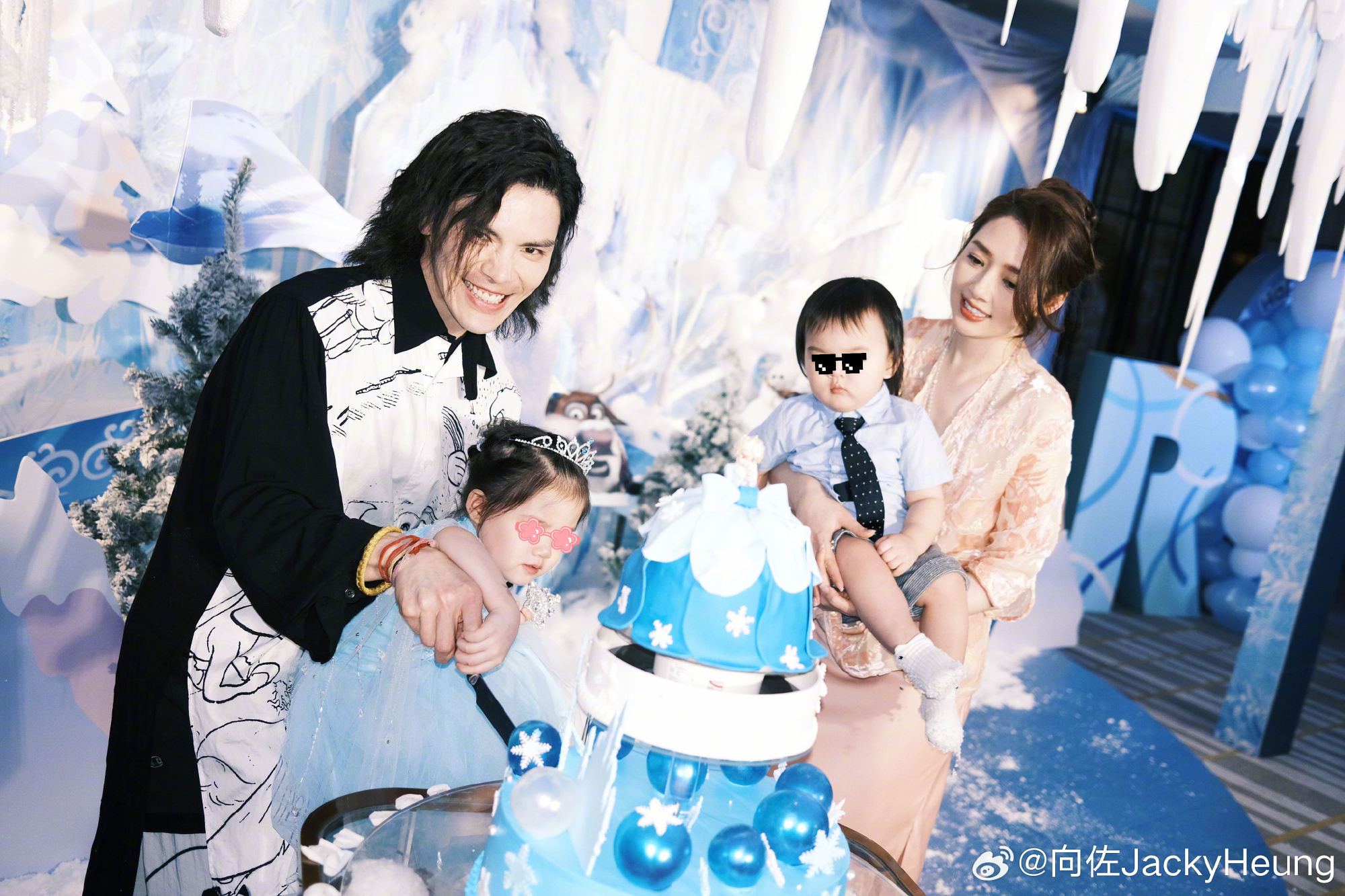 郭碧婷与婆婆向太同框亮相,礼服宽松显发福,手遮肚子被疑怀三胎