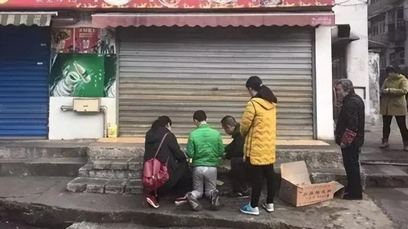 素素|只因吃完素面涨价“1元”，男子暴怒砍死路边摊老板！