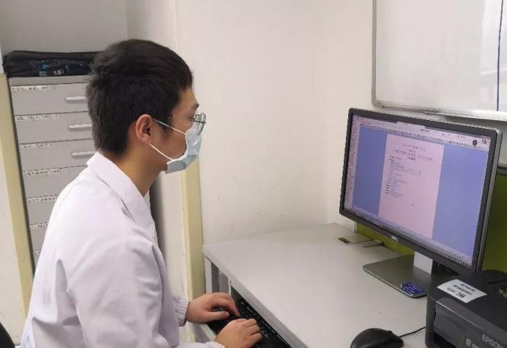 医学生|硕、博医学生求职无门,医院却高呼缺人,只是骗人学医的谎言吗?