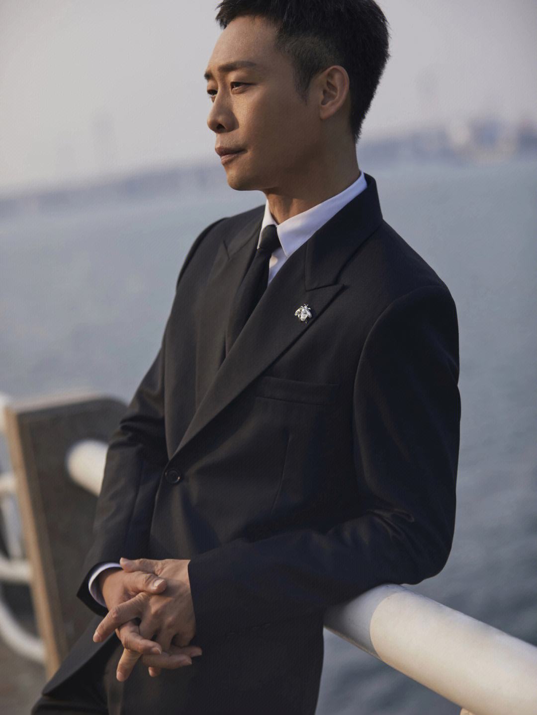 45岁张译回黑龙江老家探亲！父子罕见同框，五官太像引网友热议