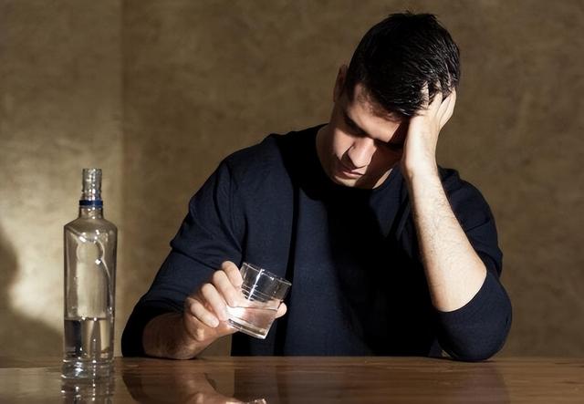 吃晚饭时，长期喝点“白酒”的人，最后身体都咋样了呢？