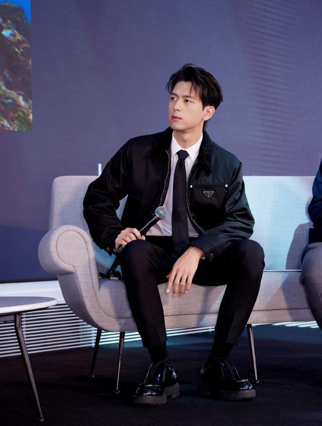 杨紫连续5年发文为李现庆生，看到发文时间，网友想入非非