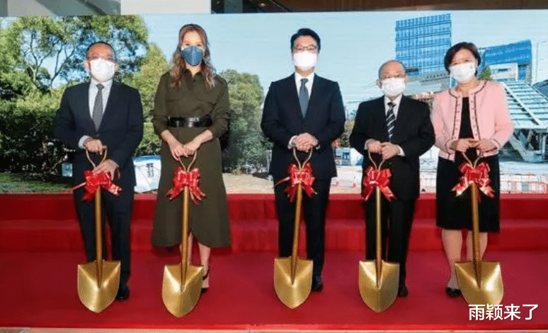 徐子淇|徐子淇减肥后的近照曝光!网友指其失去贵气,更像普通上班族。