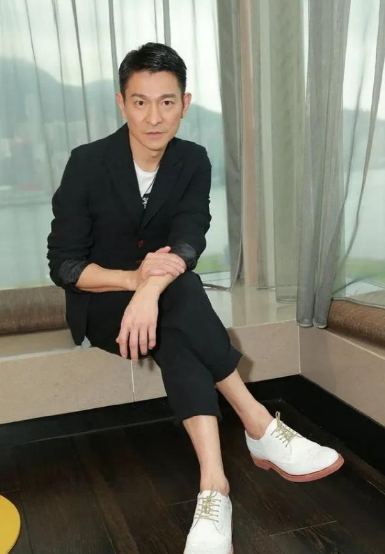 林志玲|61岁刘德华罕见同框林志玲，穿黑西装儒雅帅气，女神穿黑裙很惊艳