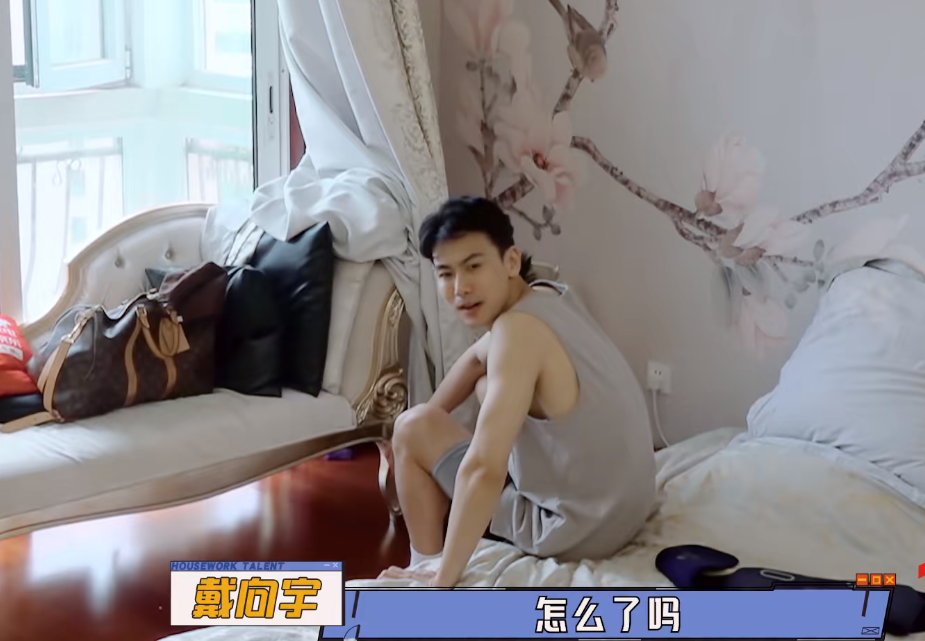 陈紫函带婆婆上节目,双手戴满首饰富态十足!小细节看出婆媳关系