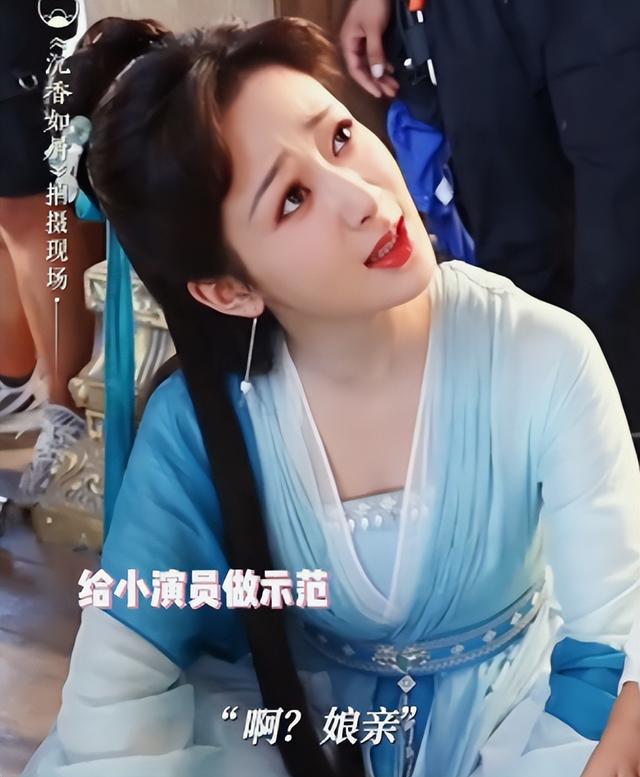 演员休息时都在干嘛?第一张我忍住了,杨紫这张我可以笑一整天