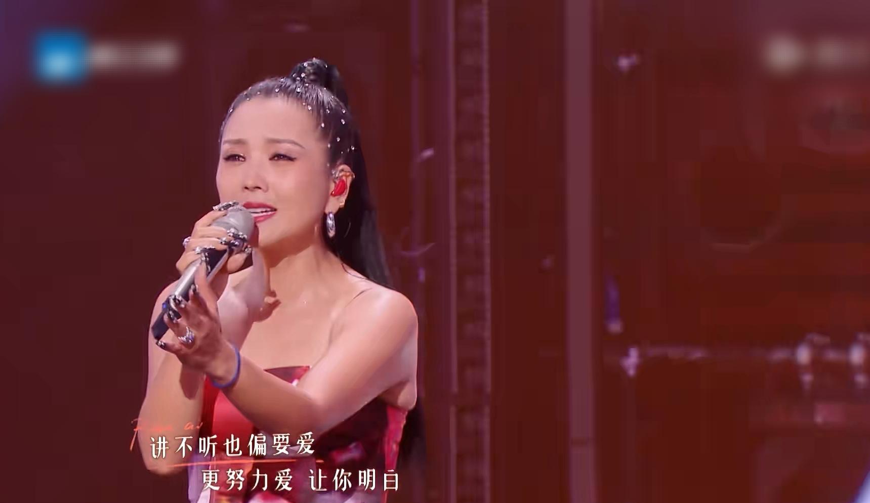 《超女》18年后,何洁处处输给“李周张”,但有一方面她却赢了