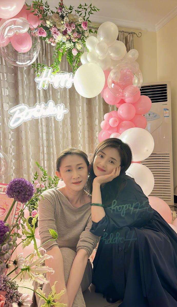 蒋欣|40岁蒋欣晒生日现场照，穿束腰黑裙越来越瘦