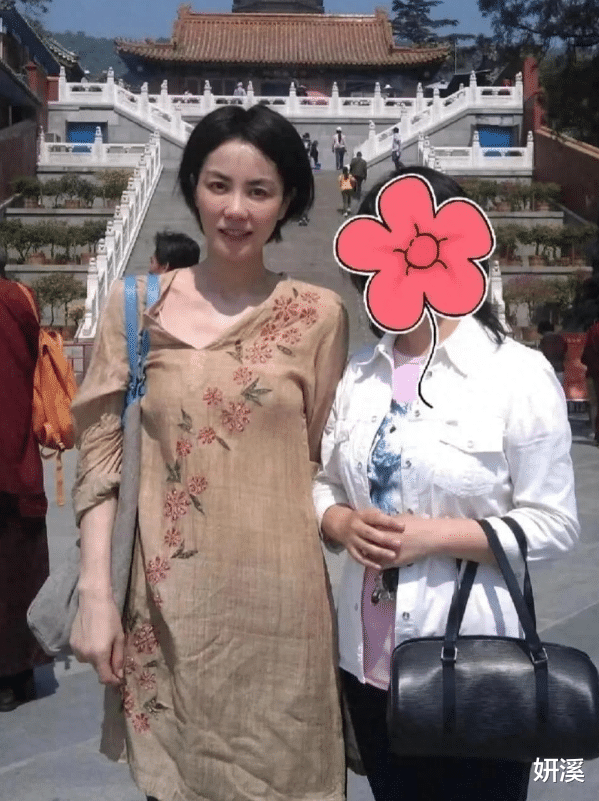 54岁王菲在寺庙祈福,瘦骨嶙峋肚子平平,多年信佛原因曝光