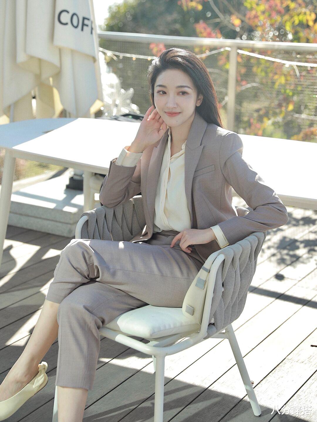 西装|职场女性:快舍弃你传统版型西装,太老气,今春流行这几款单品