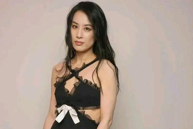 黄圣依|黄圣依巴黎时装周看秀生图，驼背脸颊凹陷，被嘲像戴假发的杨子