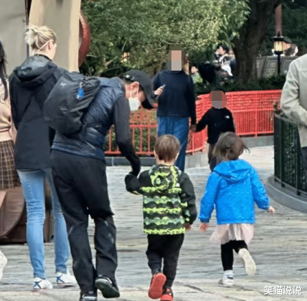 撒贝宁上海迪士尼被偶遇：与妻子李白一起带娃游玩，4岁混血龙凤胎好可爱！