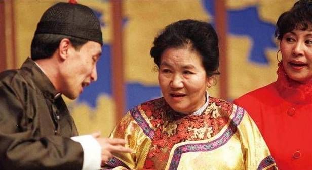 27年前赵丽蓉的春晚小品，谁注意到端酒的丫环？后来火得一塌糊涂