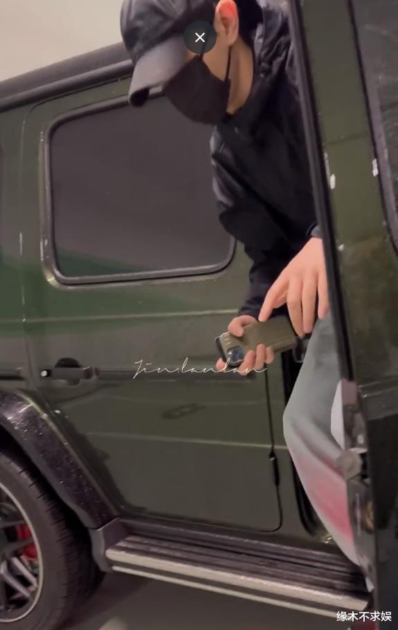 邓伦正式复出！成立火社甄选开启首场直播，成绩不佳离场后颓废！