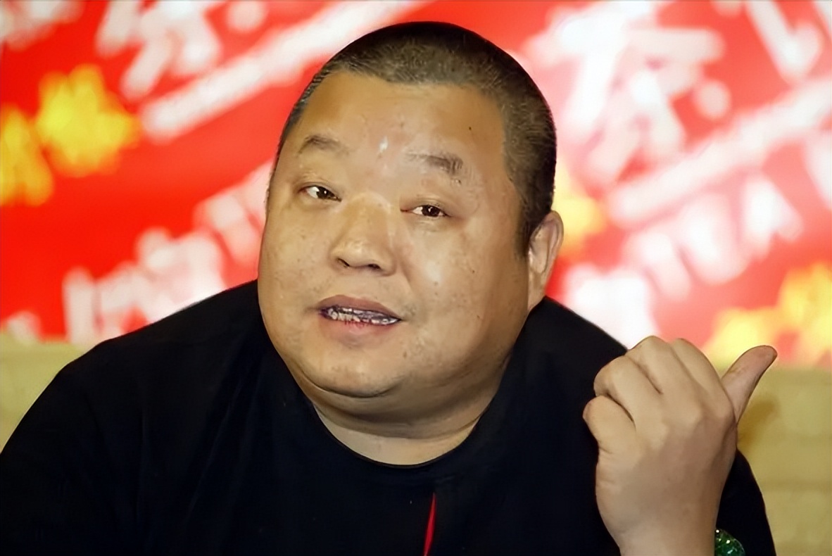 |连续四次登上春晚，却被恩师夺走初夜被骗堕胎，55岁至今没人敢娶