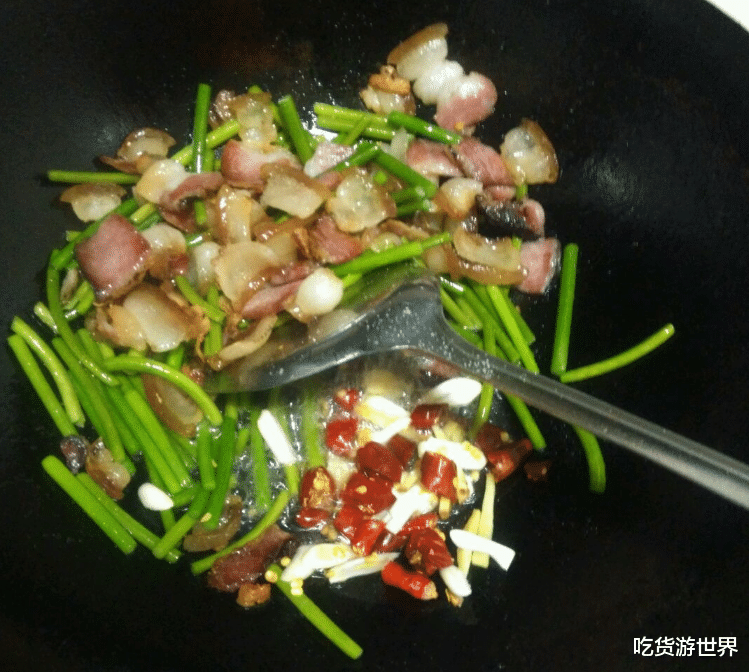 食盐|炒蒜薹,不要直接下锅炒!学会一招,蒜薹鲜嫩爽脆又入味,不发黄