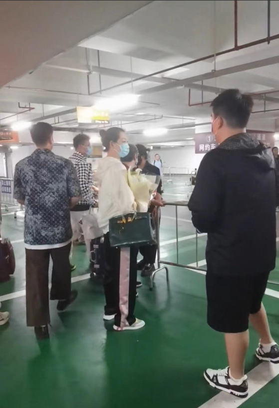 拎着甘比同款爱马仕手包,富态气质扑面而来 - 娱乐资讯(主打网)